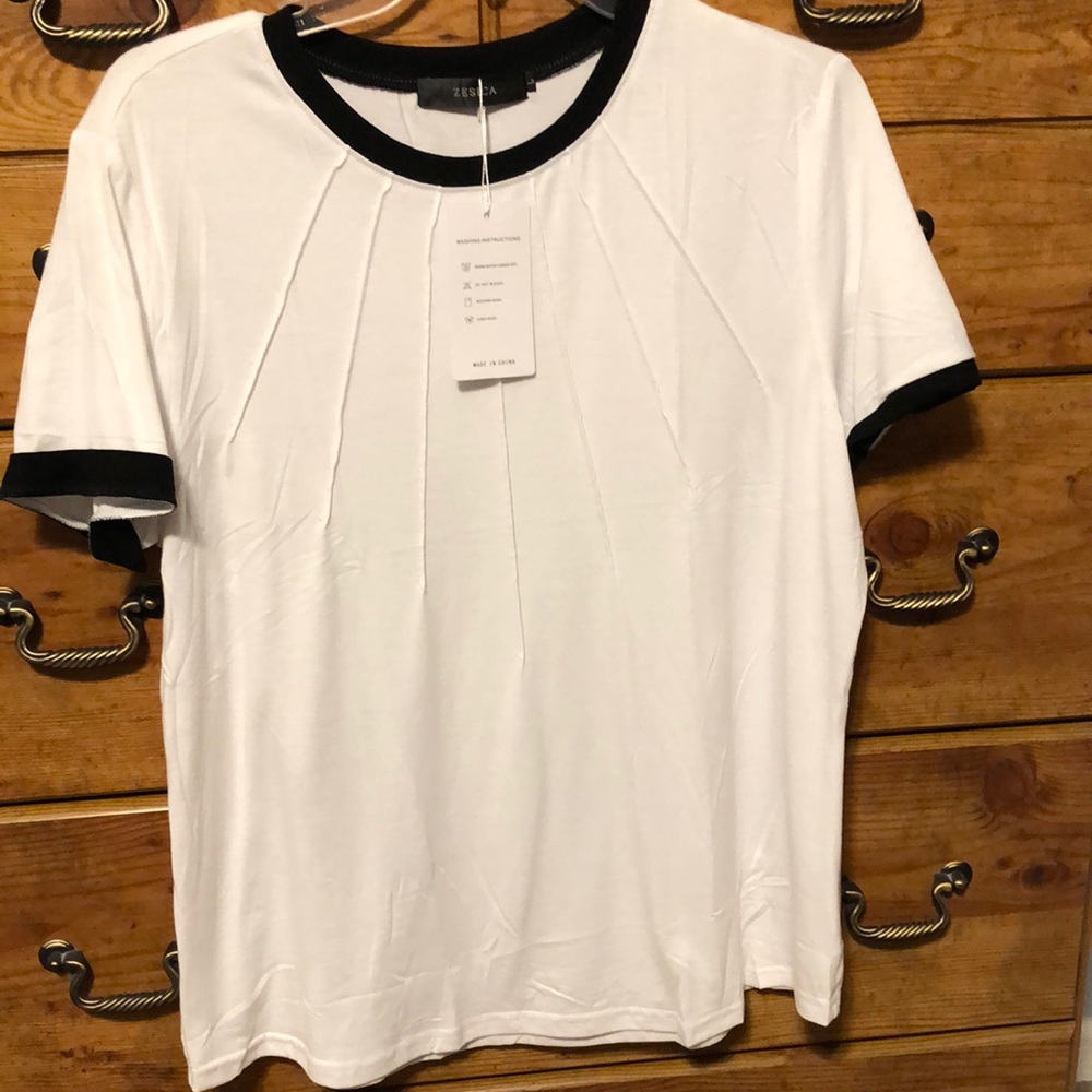 New with tags Women’s short sleeve top off white with black trim size Large